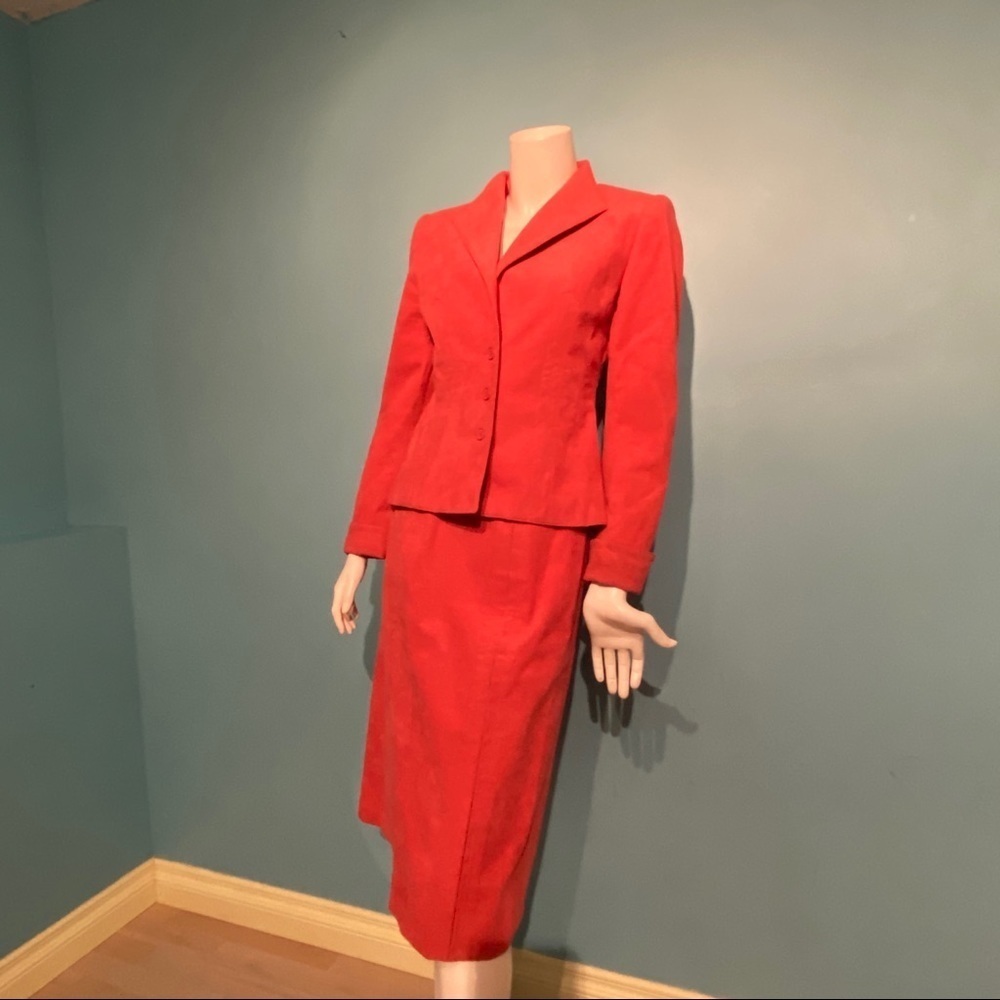 Vintage women’s  salmon coloured suede suit in size‎ 8